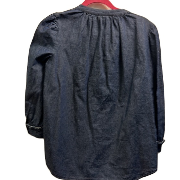 Draper James blue denim button front top. V neck. size Med. 3/4 sleeve w/ruffle - Picture 2 of 4